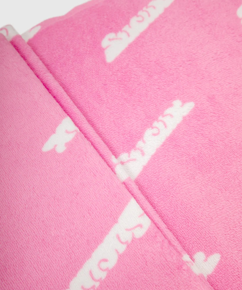 Detailed close-up of soft pink terry towel fabric with repeated white Sucux logo pattern and visible seam – part of the Sucux Cool Collection.